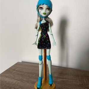 Monster High skullimate roller maze Frankie stein